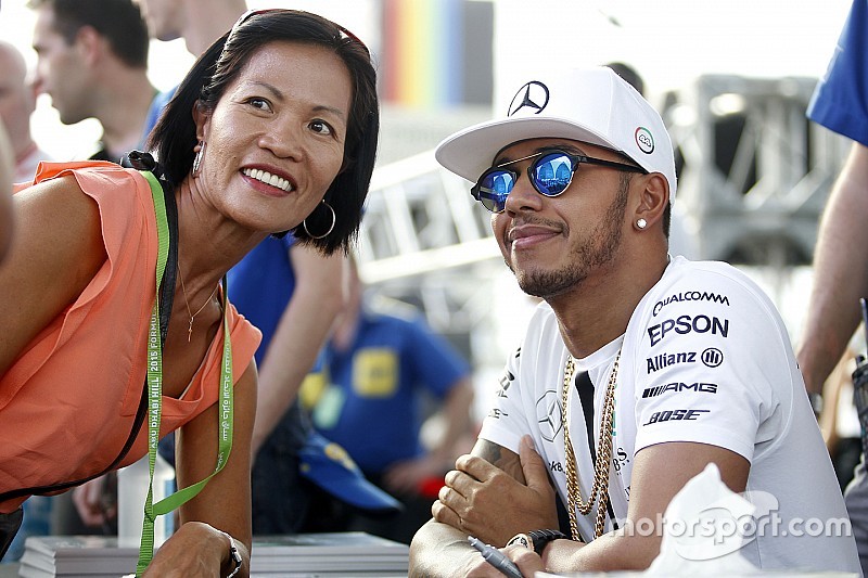 Lewis Hamilton multato di 700 euro dalla FIA