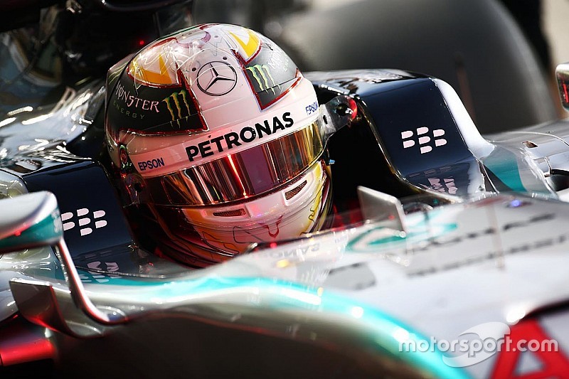 Hamilton cuestionó la estrategia que le dejó una