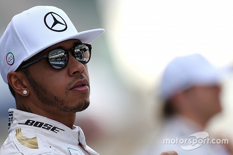 Hamilton dice que puede andar de fiesta e igual ganar carreras