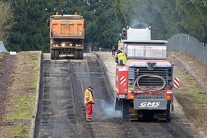 Erste Asphaltarbeiten: Die Nürburgring-Nordschleife als Baustelle