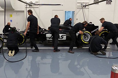 Prove di pit stop per i meccanici del team Haas F1