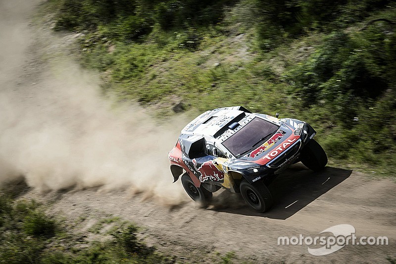 Dakar, Sainz rallentato da un problema al motore