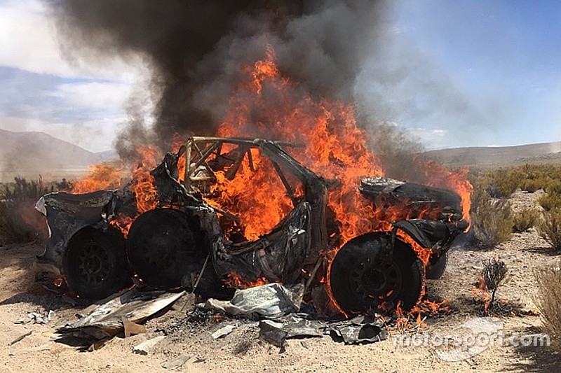 Dakar, la Toyota di Ten Brinke finisce in fiamme!