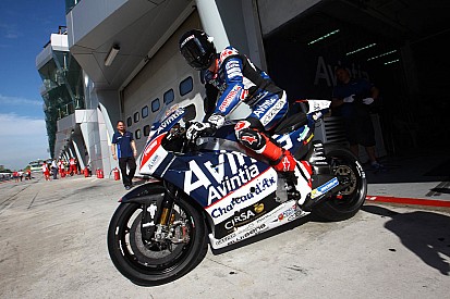 Baz a terra ad oltre 250 km/h per una gomma ko