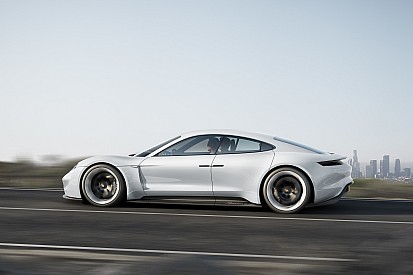 Porsche ziet niets in autonoom rijden, hybride 911 komt in 2018