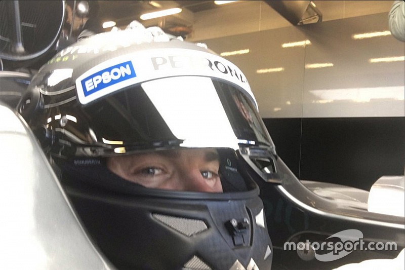 Vídeo: Rosberg pilota Mercedes W07 em Silverstone