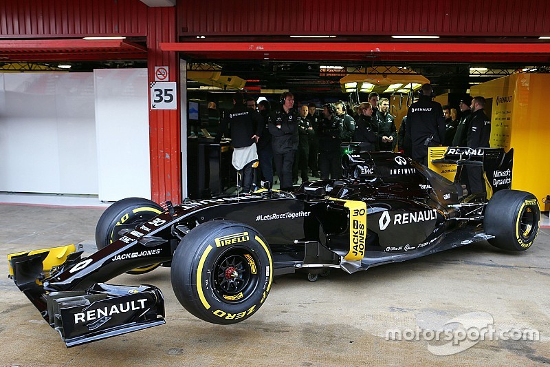 Renault rolt nieuwe Formule 1-auto naar buiten in Barcelona