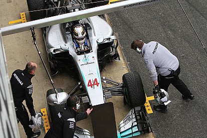 Lewis Hamilton juega broma a sus mecánicos