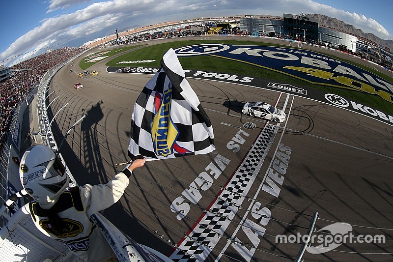 Las Vegas: Brad Keselowski bezwingt Kyle Busch und Wetterchaos