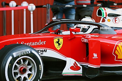 Surtees pide a Hamilton que reconsidere su postura contra el Halo
