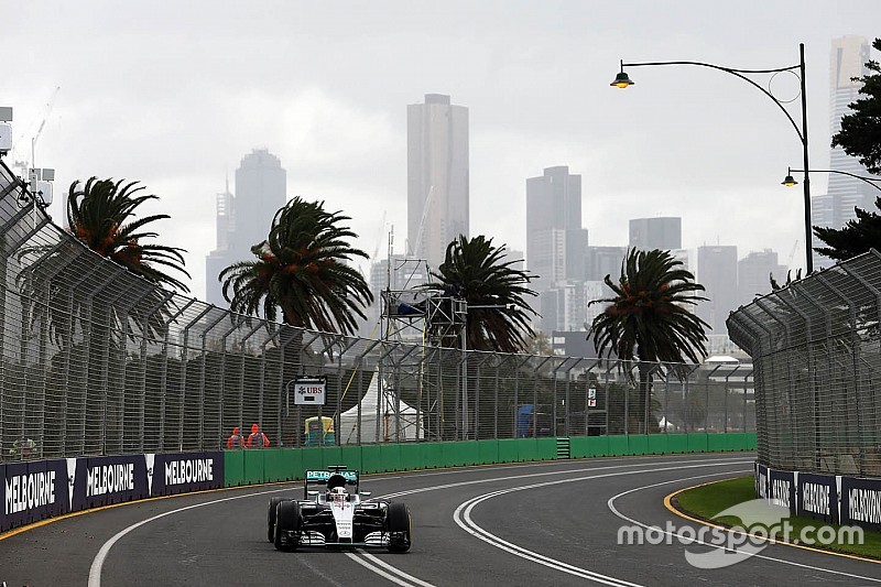 Hamilton bovenaan in regenachtige eerste training in Melbourne, Verstappen P5