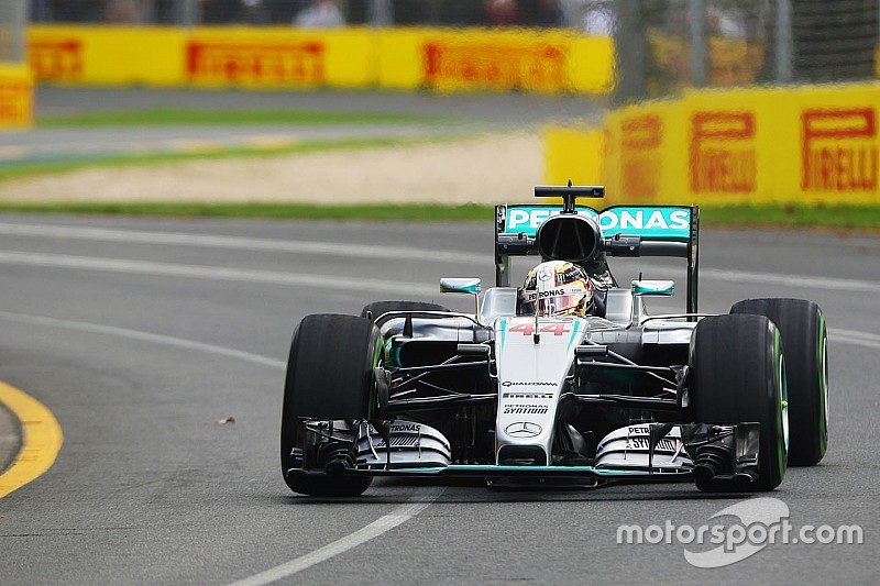 Hamilton manda en el primer día en Australia