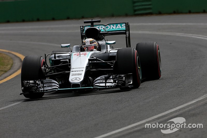 Hamilton ook rapste in droge derde training, Verstappen zesde