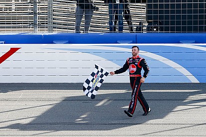 Austin Dillon gana en un final dramático en Fontana