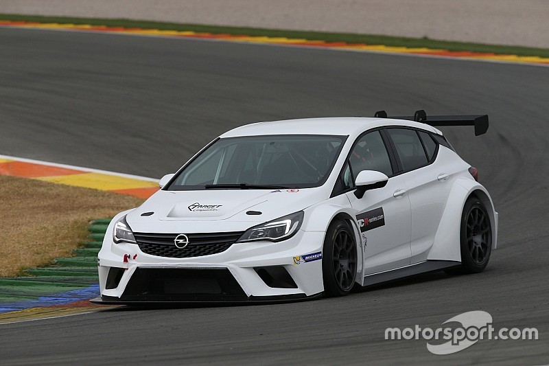 Belicchi e J.Oriola pronti a far debuttare la Opel Astra TCR