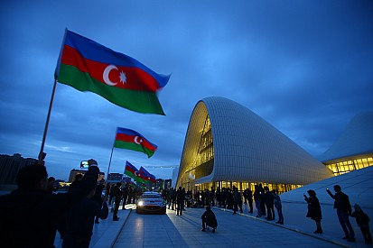 Укладка асфальта на трассе в Баку завершится к концу апреля