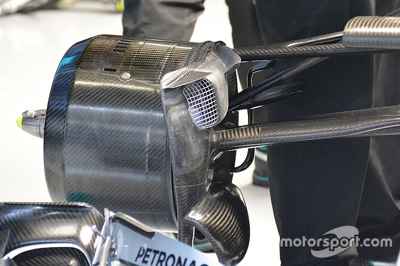 Mercedes: un flap triangolare davanti alla presa dei freni