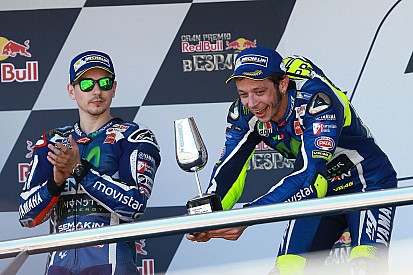 "Perfecte race" voor Rossi, Lorenzo baalt van zijn banden