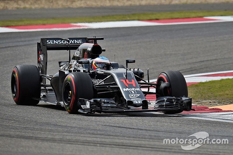 Alonso: el McLaren sufre en recta pero