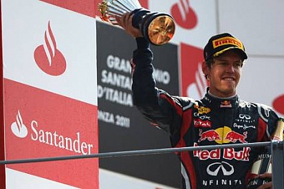 Vettel, duygusal zaferini kutluyor