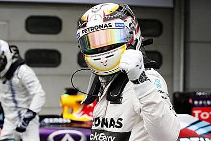 Sezonun ilk pole pozisyonunu Lewis Hamilton kazandı