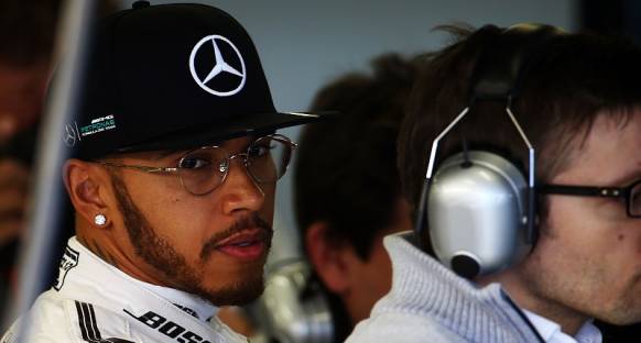 Lewis Hamilton Cuma gününü lider kapattı