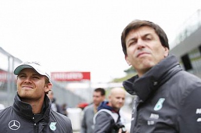 Rosberg yeni bir kontrat için beklemek zorunda kalabilir