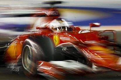 Vettel pole'e uçtu, Mercedes'ler Sürünüyor