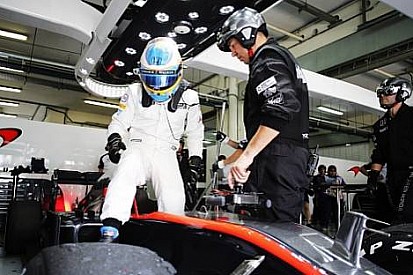 Güç ünitesi sorunları Mclaren pilotlarını yarış dışı bıraktı