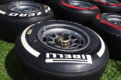 Берни Экклстоун: У нас контракт с Pirelli
