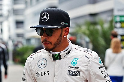 Hamilton voelt zich machteloos en wil onderste steen boven