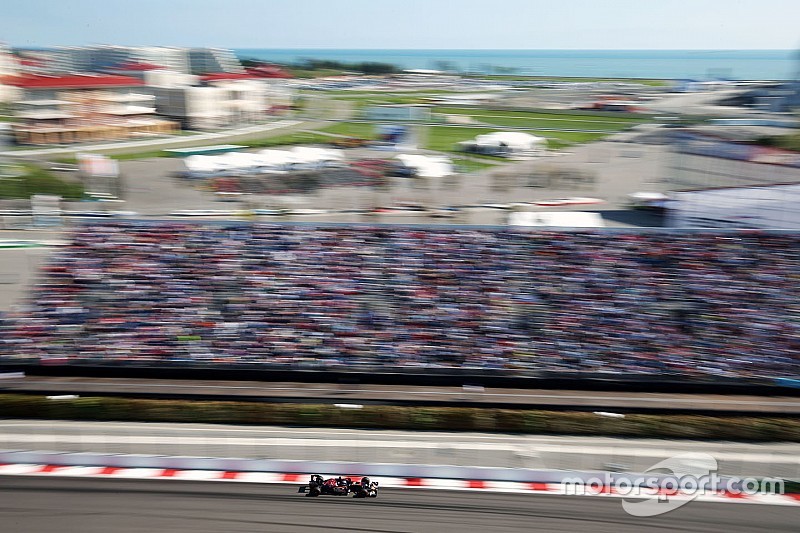 Verstappen reed Russische Grand Prix met 'two fingers in the nose'