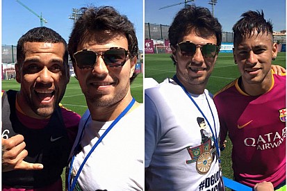 Sergio Pérez con jugadores del Barcelona