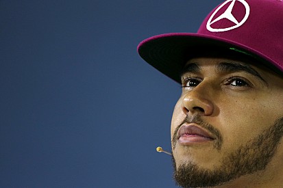 Hamilton over rijderswissel bij Red Bull: “Had het zelf niet gedaan”