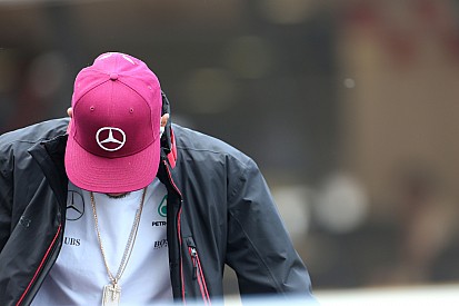 Lauda culpa a Hamilton por un choque "estúpido" con Rosberg