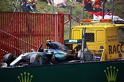 Hamilton en Rosberg gaan vrijuit na crash in Barcelona