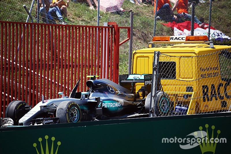 Hamilton en Rosberg gaan vrijuit na crash in Barcelona