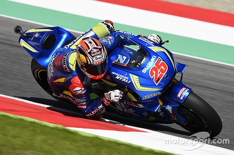 Viñales aan kop in warm-up, rokend blok bij Lorenzo