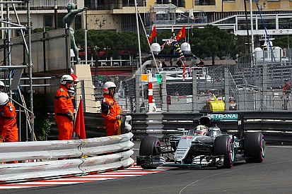 Organisatie Monaco past kerbstones bij zwembad aan