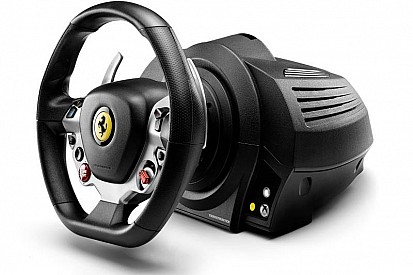 Egészen közelről a Ferrari új kormánya: Thrustmaster TX