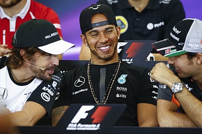 Alonso ilyenkor mit érez? Dobogó a McLaren-Hondától... Melyik dimenzióban?