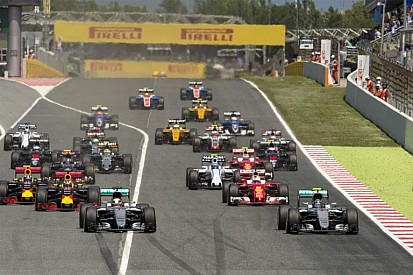Amatőr videón a barcelonai F1-es start: Hamilton nem is ragadt be