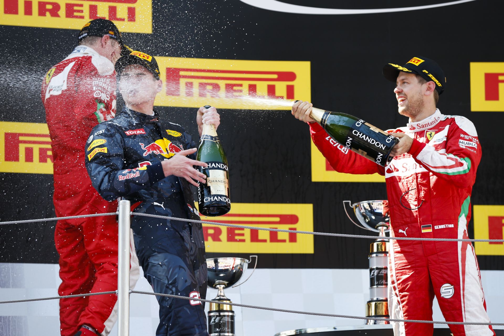 Történelmi képgaléria a Forma-1-ben: Max Verstappen és az első győzelem
