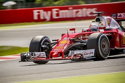 Vettel az élen a barcelonai teszt első napján - több mint 100 kört tett meg!