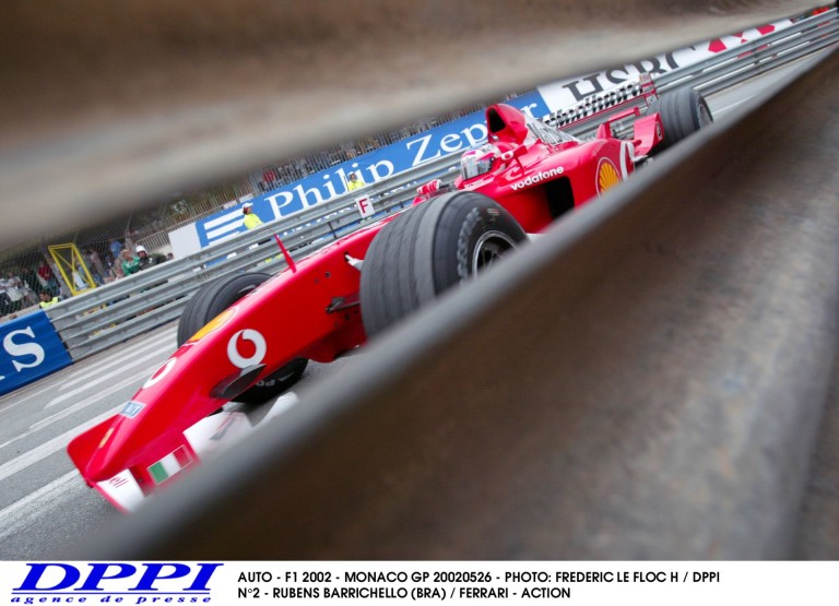 Barrichello a Ferrarival a 2002-es Monacói Nagydíjon: mintha gyors lenne...