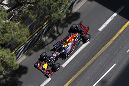 Emiatt mutatott be Ricciardo Raikkönennek Monacóban: videón a jelenet