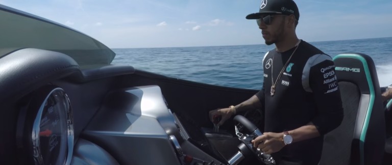 Ez nagyon fullos lett: Hamilton Miami Vice, addig Rosberg James Bond módra érkezett meg Monacóba