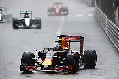 Red Bull: „Egy győzelmet ajándékoztunk a Mercedesnek…”