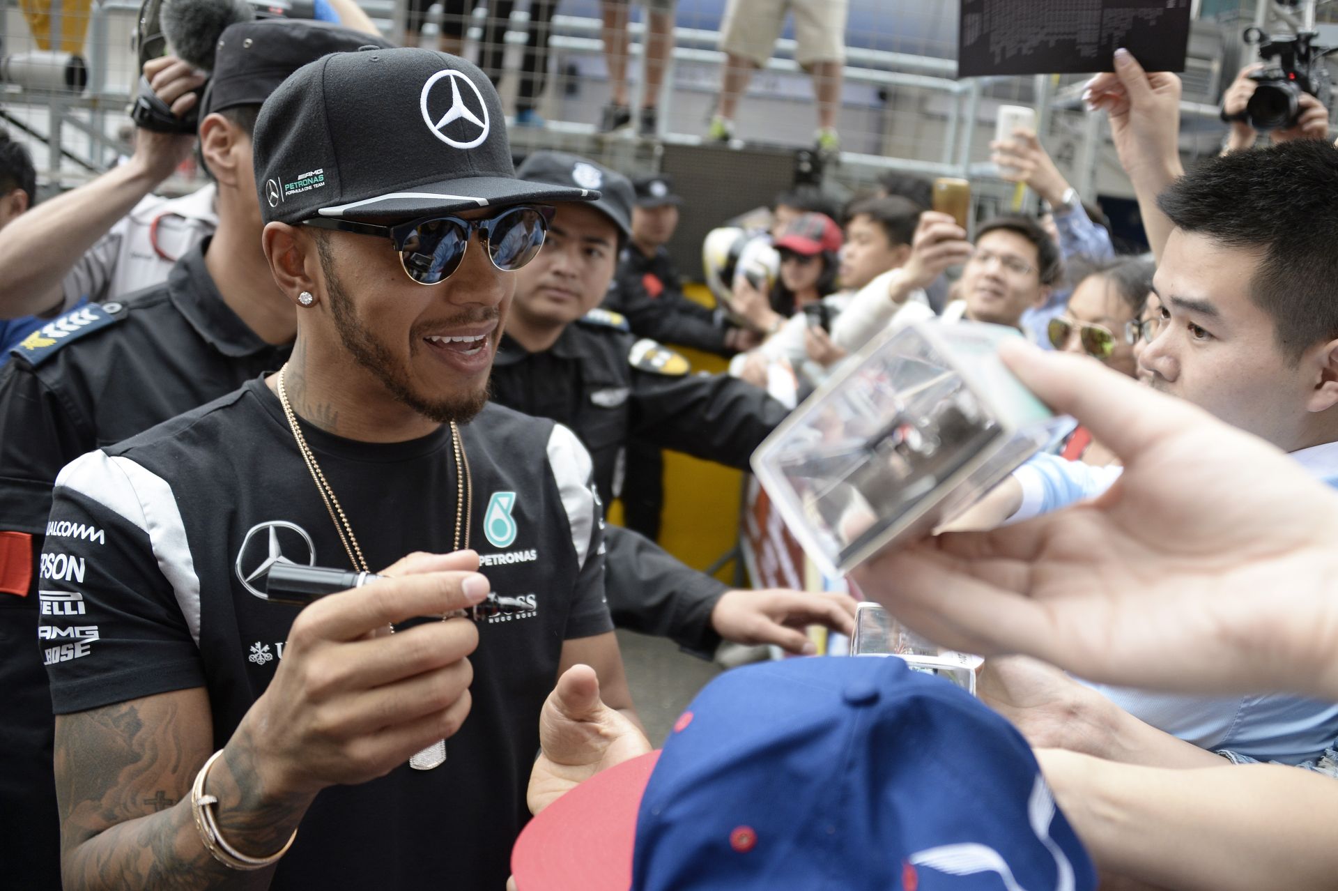 Sz*rrágás a versenyzők vacsoráján Sanghajban: Hamilton szerint kész röhej