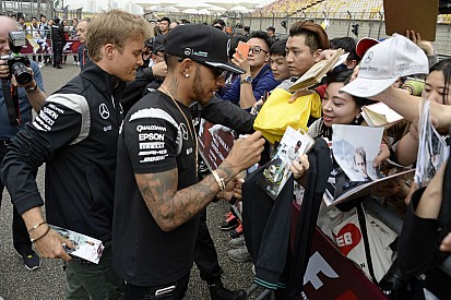 Rosberg és Hamilton is jól érzi magát Kínában: az autó nagyszerű, és hát a szenvedélyes szurkolók...